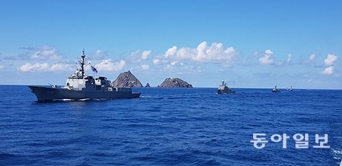 2019년 8월 동해영토수호훈련(독도방어훈련) 당시 세종대왕함(이지스함)을 비롯한 해군 함정들이 독도 앞을 항해하고 있다. 동아일보 DB