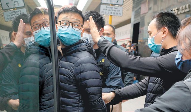 홍콩의 반중 매체 리창신문의 패트릭 람 편집국장 대행(왼쪽)이 29일 경찰에 전격 체포됐다. 홍콩=AP 뉴시스