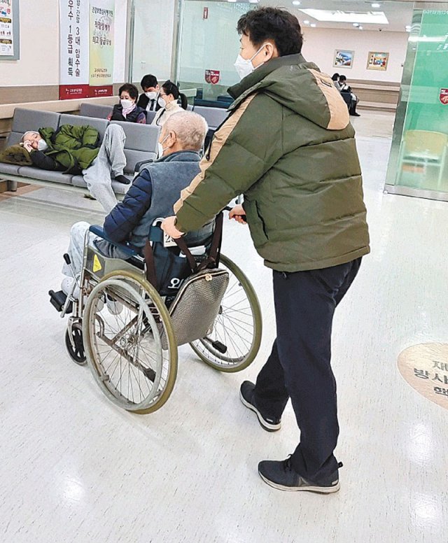 한 어르신이 서울시의 ‘1인 가구 병원 안심동행 서비스’를 이용하고 있는 모습. 이 서비스는 혼자 병원에 가기 어려운 1인 가구 시민을 위한 것으로 병원에 갈 때부터 집에 돌아올 때까지 전 과정에 매니저가 동행한다. 서울시 제공