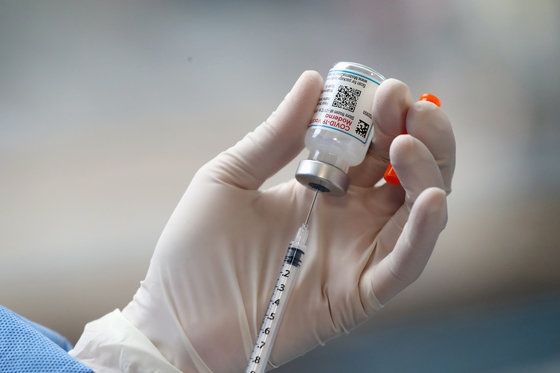 의료진이 코로나19 백신을 주사기에 담고 있다. 뉴스1