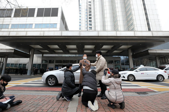 국정농단 사건 등으로 수감 중인 박근혜 전 대통령의 변호인인 유영하 변호사가 24일 서울 강남구 삼성서울병원에서 박 전 대통령과 면회를 마치고 박 전 대통령의 입장을 밝히고 있다. 2021.12.24/뉴스1 © News1