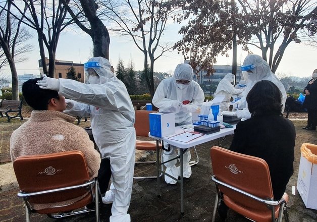 나주시가 청내 직원 코로나19 감염으로 인해 전 직원에 대한 코로나19 PCR 검사를 실시하고 있다.(나주시 제공)/뉴스1 © News1