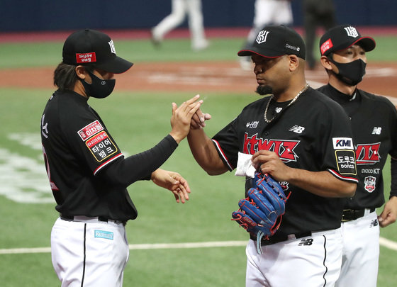 17일 오후 서울 구로구 고척스카이돔에서 열린 ‘2021 신한은행 쏠 KBO 한국시리즈’ 3차전 KT 위즈와 두산 베어스의 경기 1회말 투구를 마친 KT 데스파이네가 쿠에바스와 하이파이브를 나누고 있다. 2021.11.17뉴스1 © News1