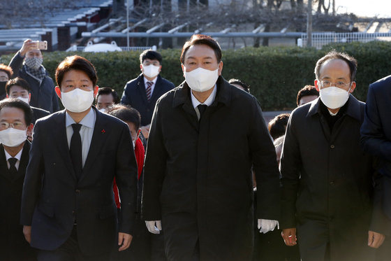 윤석열 국민의힘 대선 후보가 30일 오전 대구시 동구 국립신암선열공원을 찾아 참배를 위해 발걸음을 옮기고 있다. 2021.12.30/뉴스1 © News1