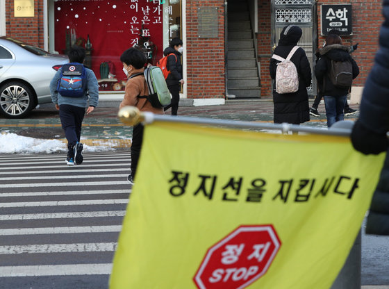 지난 20일 서울 한 초등학교로 학생들이 등교하고 있다. /뉴스1 © News1