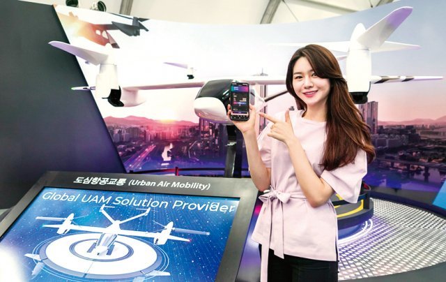 SK텔레콤 모델이 UAM으로 상암동에서 코엑스까지 이동하는 가상 체험을 하는 모습.