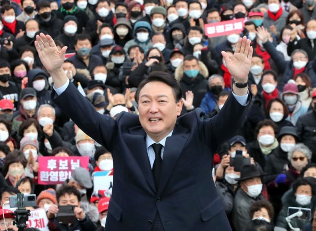 윤석열 국민의힘 대선 후보가 30일 오후 한국전쟁 최대 격전지였던 경북 칠곡군 다부동 전적기념관을 방문해 참배한 뒤 지지자들을 향해 인사하고 있다. 2021.12.30/뉴스1