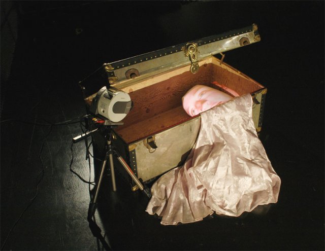 독일 ZKM의 소장품 토니 오슬러의 ‘헬로?’(1996년)는 상자 안 쿠션에 투사된 여성이 “아무도 없냐”며 관객에게 말을 건다. 광주시립미술관 제공