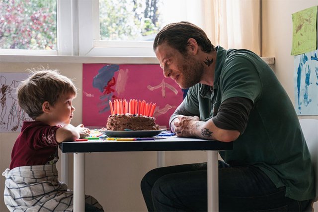영화 ‘노웨어 스페셜’에서 죽음을 앞둔 아빠와 네 살 아들이 마주 앉아 있다. 그린나래미디어 제공