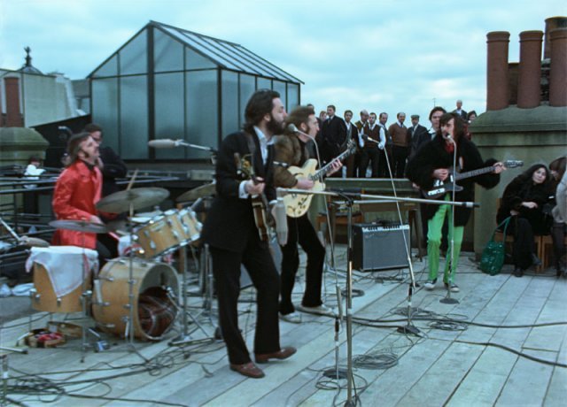 ‘비틀즈: 겟 백’의 옥상 콘서트 장면. 왼쪽부터 링고 스타, 폴 매카트니, 존 레넌, 조지 해리슨. 디즈니플러스 제공
