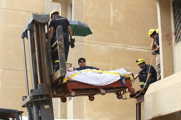 압둘라 국왕의 인도적 차원의 배려로 크레인을 타고 병원에 이송되는 알 샤에리의 모습. (더 선 갈무리) © 뉴스1
