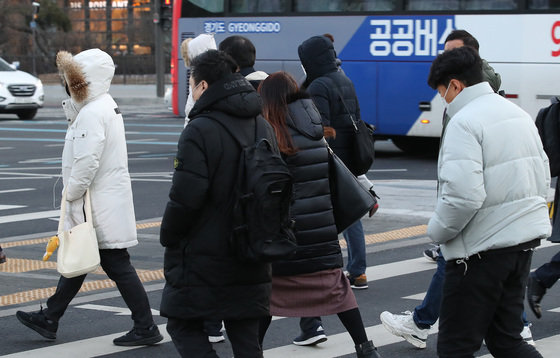 서울의 아침기온이 -6도까지 떨어지고 낮에도 영하권에 머무는 강추위가 지속되는 30일 오전 서울 광화문 네거리에서 출근길 시민들이 발걸음을 재촉하고 있다. 2021.12.30/뉴스1 © News1