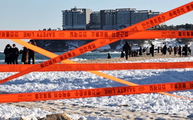 속초해변을 따라 둘러쳐진 출입 통제선.