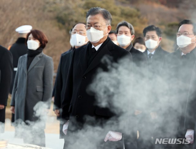 참배하는 문재인 대통령. 뉴시스