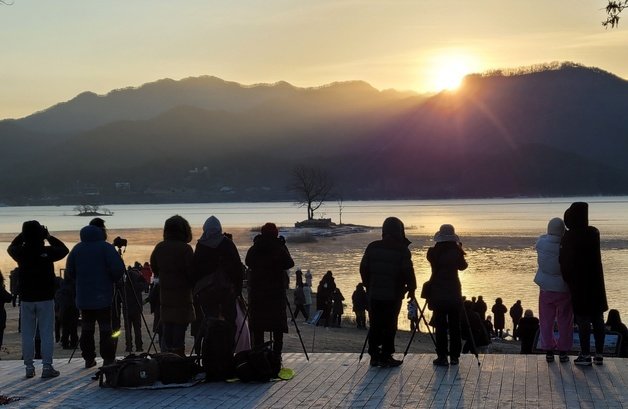 새해 첫날인 1일 대전시민들이 동구 추동의 명상정원에서 일출 광경을 보고 있다. 뉴스1