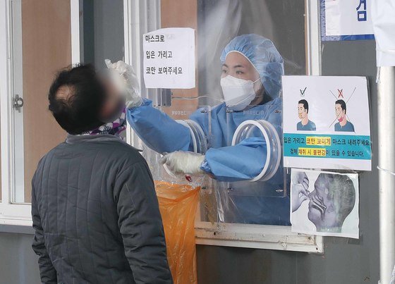 2022년 임인년(壬寅年) 새해 첫 날인 1일 서울역광장에 마련된 신종 코로나바이러스 감염증(코로나19) 중구 임시선별검사소에서 시민이 검사를 받고 있다. 질병관리청 중앙방역대책본부는 이날 0시 기준 코로나19 신규 확잔자가 4416명 발생했다고 밝혔다. 신규 확진자 4416명은 전날(12월 31일) 4875명 대비 459명 감소한 수치다. 1주일 전(12월 25일) 5841명 대비 1425명, 2주일 전(18일) 7311명 대비 2895명 줄어들어 감소세가 확연했다. 2022.1.1/뉴스1