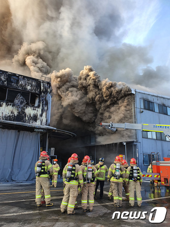 충남 아산의 귀뚜라미 보일러 공장에서 대형 화재가 발생해 소방당국이 대응2단계를 발령, 진화 중이다. 뉴스1