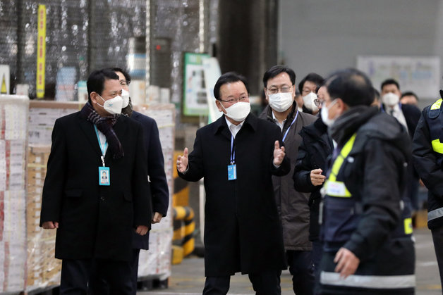 김부겸 국무총리가 1일 오전 인천공항 대한항공 화물터미널에서 ‘임인년(壬寅年) 새해 첫 수출현장’을 살펴보고 있다. 뉴스1