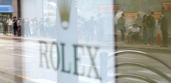 스위스 명품 시계 롤렉스 품귀난이 가중되고 있다. 시계를 살 수만 있다면 곧바로 막대한 차익을 거둘 수 있어 경쟁이 치열하다. 온라인 시계 소매업체 ‘밥스와치’ CEO 폴 알티에리는 야후파이낸스와의 인터뷰에서 “롤렉스는 코로나 19 이전부터 공급 문제를 겪어왔다“며 ”하지만 최근 수요가 꾸준히 늘고 있는데 비해 코로나19로 공장 가동이 몇 달씩 멈춰서 가격 상승을 이끌고 있다“고 분석했다. 사진은 6일 서울의 한 백화점 명품관 앞에 롤렉스를 사기 위해 대기중인 시민들. 2021.9.6/뉴스1 © News1