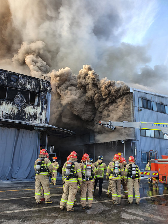 충남 아산의 귀뚜라미 보일러 공장에서 대형 화재가 발생해 소방당국이 대응2단계를 발령, 진화 중이다. 1일 충남소방본부에 따르면 이날 오전 7시 48분께 충남 아산시 탕정면 귀뚜라미보일러 공장에서 불이 났다. 불은 1만 4262㎡ 규모의 공장 1개동을 모두 태우고 옆 동(1만 8165㎡)으로 옮겨 붙었다. 아직까지 인명 피해는 없는 것으로 알려졌다. (소방청 제공) 2022.1.1/뉴스1 © News1