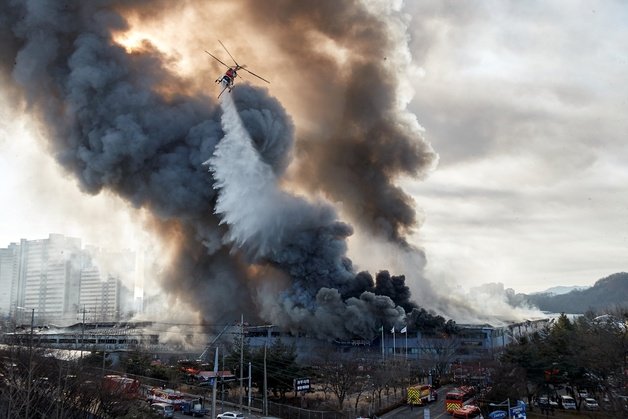 충남 아산의 귀뚜라미 보일러 공장에서 발생한 화재 진압을 위해 소방헬기가 물을 뿌리고 있다. (아산시청 제공) © 뉴스1