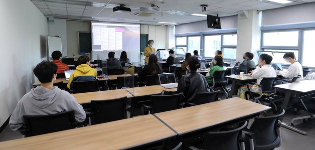 지난해 10월 서울의 한 대학교 강의실에서 대면수업이 진행되고 있다. /뉴스1 © News1