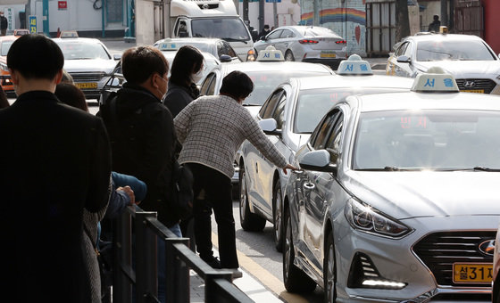 서울시는 15일 단계적 일상회복에 따른 식당 등 영업시간 제한 해제로 심야시간대(오후 11시~오전 4시) 택시 수요가 이전 대비 최대 100% 폭증해 심야 택시 공급확대를 위한 특별대책을 가동한다고 밝혔다. 2021.11.15/뉴스1 © News1