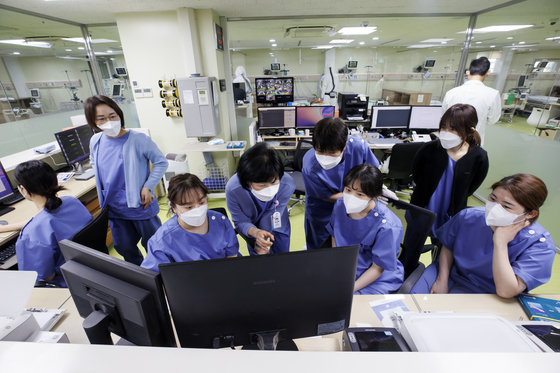 27일 오전 서울시 최초로 코로나19 거점전담병원으로 지정된 서울 광진구 혜민병원 중환자실에서 의료진이 업무를 보고 있다. 혜민병원은 코로나19 중환자와 고위험군의 효율적인 치료를 위해 지난 6일 거점전담병원으로 지정됐다. 병원장이 코로나19 환자진료를 위해 전체 병상을 내놓은 바 있다. 2021.12.27/뉴스1 © News1