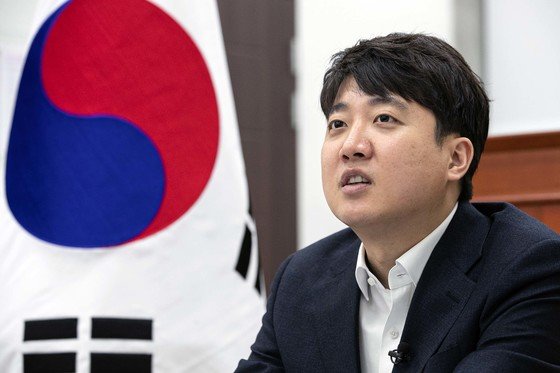 이준석 국민의힘 대표가 10일 오후 서울 여의도 국회 국민의힘 당대표실에서 뉴스1과 인터뷰하고 있다. 2021.12.10/뉴스1 © News1