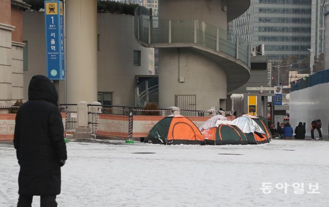 2일 서울역 광장에 노숙인을 위해 마련된 텐트. 일부 노숙인들이 텐트옆에서 술과 음식물을 먹고있다.