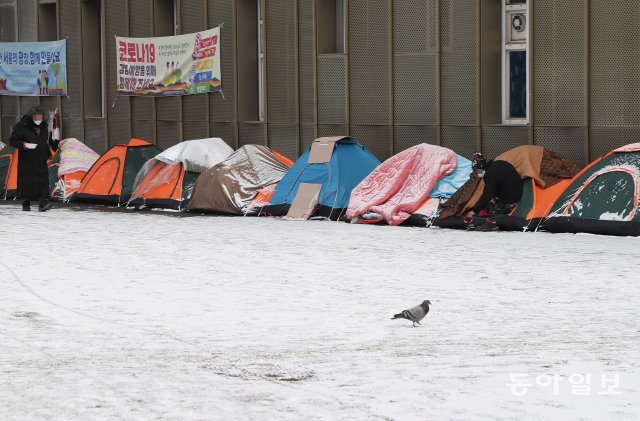 2일 아침 서울역 광장에 노숙인을 위해 마련된 텐트위로 하얀눈이 쌓여있다.