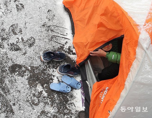 2일 서울역 광장에 마련된 노숙인을 텐트 내부에 컵라면이 보인다.