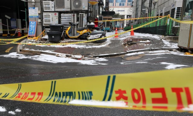 2일 오전 붕괴 우려로 긴급대피령이 내려진 경기도 일산 마두역 인근 상가건물 인근 도로에 지반침하 현상이 일어나있다. 지하 3층, 지상 7층 규모의 해당건물은 12월 31일 오전 11시 34분께 건물지하 3층 기둥이 일부 파손됐다는 사고신고가 접수됐고 상가 입주민과 주변 건물 상인 등 300여명이 긴급대피했다. 사진 뉴스1