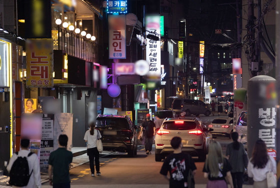 서울 마포구 홍대거리에서 시민들이 길을 거닐고 있다. 2020.8.19/뉴스1 © News1