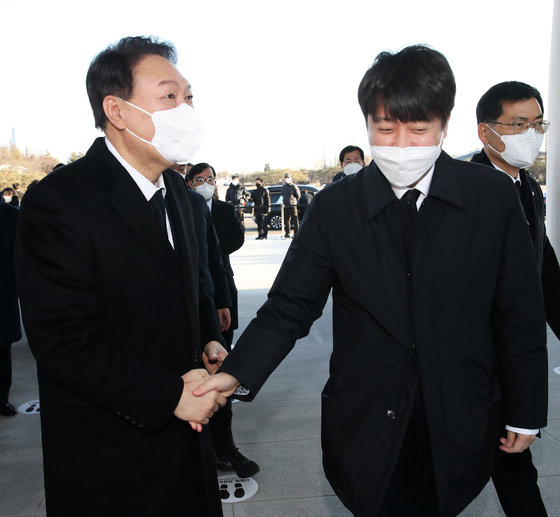 국민의힘 윤석열 대선 후보와 이준석 대표가 임인년(壬寅年) 새해 첫날인 1일 오전 서울 동작구 국립서울현충원을 찾아 참배에 앞서 악수를 나누고 있다. 뉴스1