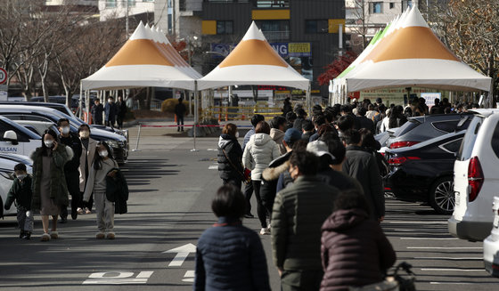 울산 중구 종합운동장에 마련된 임시 선별검사소에서 시민들이 검사를 받기 위해 줄지어 서 있다. 2021.12.8/뉴스1