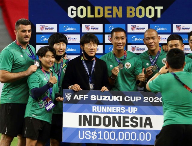 신태용 인도네시아 축구대표팀 감독(왼쪽에서 네 번째)이 2020 아세안축구연맹(AFF) 챔피언십(스즈키컵) 준우승 상금을 받고 선수들과 함께 웃고 있다. 칼랑=AP 뉴시스