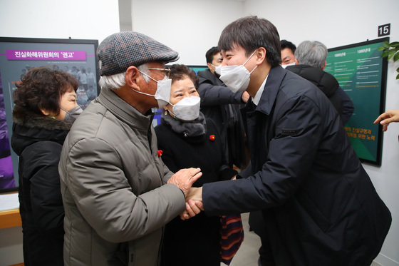 이준석 국민의힘 대표가 새해 첫 날인 1일 전남 순천시 여순항쟁역사관을 방문해 관계자들과 인사하고 있다. (국민의힘 제공) 2022.1.2/뉴스1 © News1