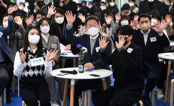 이재명 더불어민주당 대선 후보가 2일 서울 마포구 소재 더불어민주당 미래당사 ‘블루소다’ 개관식에 참석해 손을 흔들고 있다. 2022.1.2/뉴스1 © News1 국회사진취재단