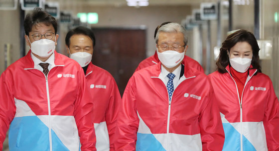 지난달 30일 김종인 국민의힘 총괄선대위원장이 30일 국회에서 열린 중앙선거대책위원회의에 참석하기 위해 이동하고 있다. 왼쪽부터 권성동 종합지원총괄본부장, 임태희 총괄상황본부장, 김 위원장, 김민전 공동선대위원장.  © News1