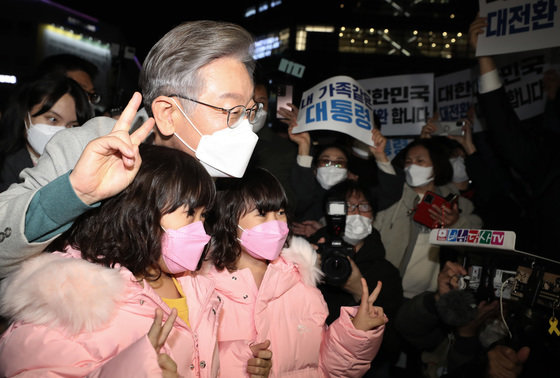 이재명 더불어민주당 대선 후보가  대전 둔산동 일대를 찾아 시민들과 함께 사진을 찍고 있다 2021.11.19/뉴스1 © News1