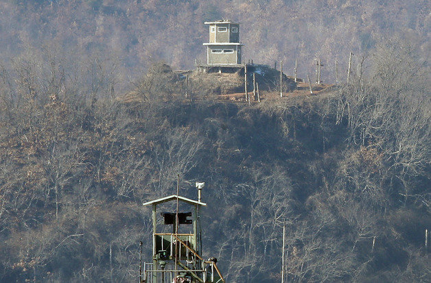 경기도 파주시 접경지역에서 바라본 북한군 초소. 2022.1.2/뉴스1 © News1