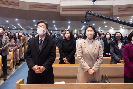 이재명 더불어민주당 대선 후보와 배우자 김혜경 씨가 2일 경기도 용인 새에덴교회에서 열린 주일예배에 참석하고 있다. (더불어민주당 선대위 제공) 2022.1.2/뉴스1 © News1