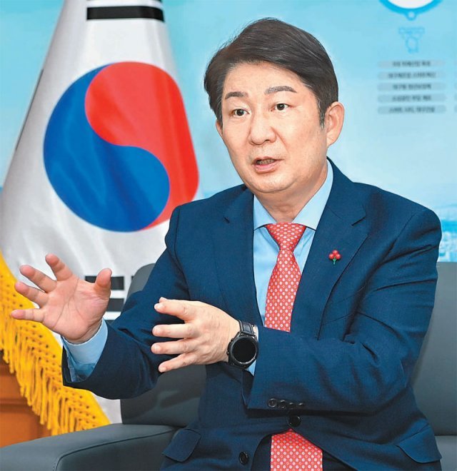 권영진 대구시장이 3일 “올해는 어느 때보다 급변하는 대전환의 해가 될 것이다. 시대 흐름을 읽고 미래 혁신을 하려면 축적된 역량과 시간이 필요하다”며 3선 도전의 뜻을 밝히고 있다. 대구시 제공