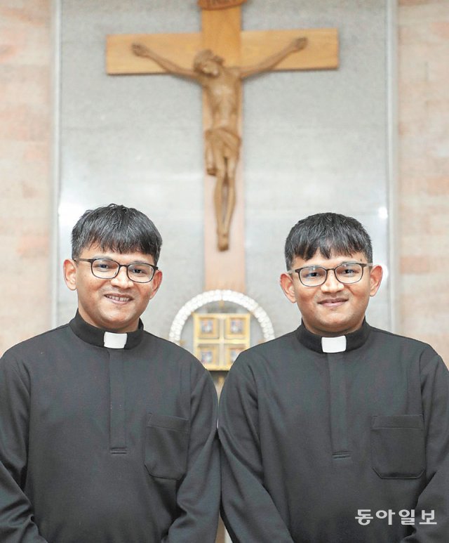 인도 출신으로 지난해 12월 한국에서 사제품을 받은 쌍둥이 신부 아룰 제임스(왼쪽)와 아룰 세비에르. 안철민 기자 acm08@donga.com