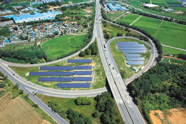 중부고속도로 진천나들목에 설치된 태양광 발전시설. 국토부 제공
