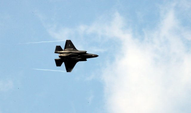 2020년 3월 4일 충북 청주시 공군사관학교에서 열린 제68기 졸업 및 임관식에 F-35A가 축하비행을 하고 있다. (기사와 관련없는 자료사진) 청와대사진기자단
