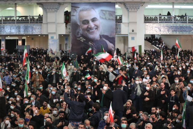 솔레이마니 2주기 기념식 3일 이란 테헤란에서 열린 가셈 솔레이마니 전 이란 혁명수비대 쿠드스군 사령관 2주기 기념식 참석자들이 그의 대형 사진 앞에서 
이란 국기를 들고 추모하고 있다. 이날 중동 곳곳에선 이란이 관련된 것으로 추정되는 무력 행동이 벌어졌다. 테헤란=신화 뉴시스