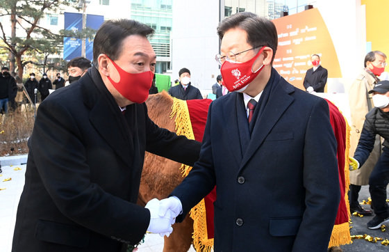 이재명 더불어민주당 대선 후보와 윤석열 국민의힘 대선 후보가 3일 서울 여의도 한국거래소 본관 앞에서 열린 ‘2022 증시대동제’에서 악수를 하고 있다. (서울경제 제공) 2022.1.3/뉴스1