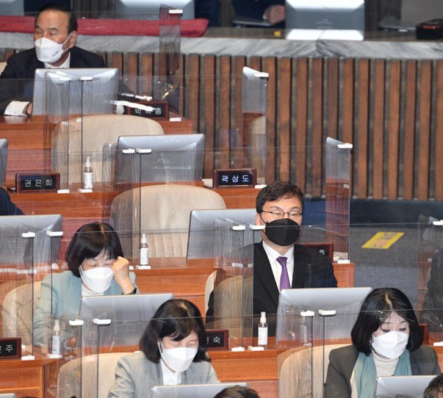 2021년 11월 11일 서울 여의도 국회에서 열린 제391회 국회 제 11차 본회의에 무소속 윤미향(오른쪽 아래), 이상직(가운데), 박덕흠 의원(왼쪽 위)이 참석해 있다. 사진공동취재단/안철민 기자